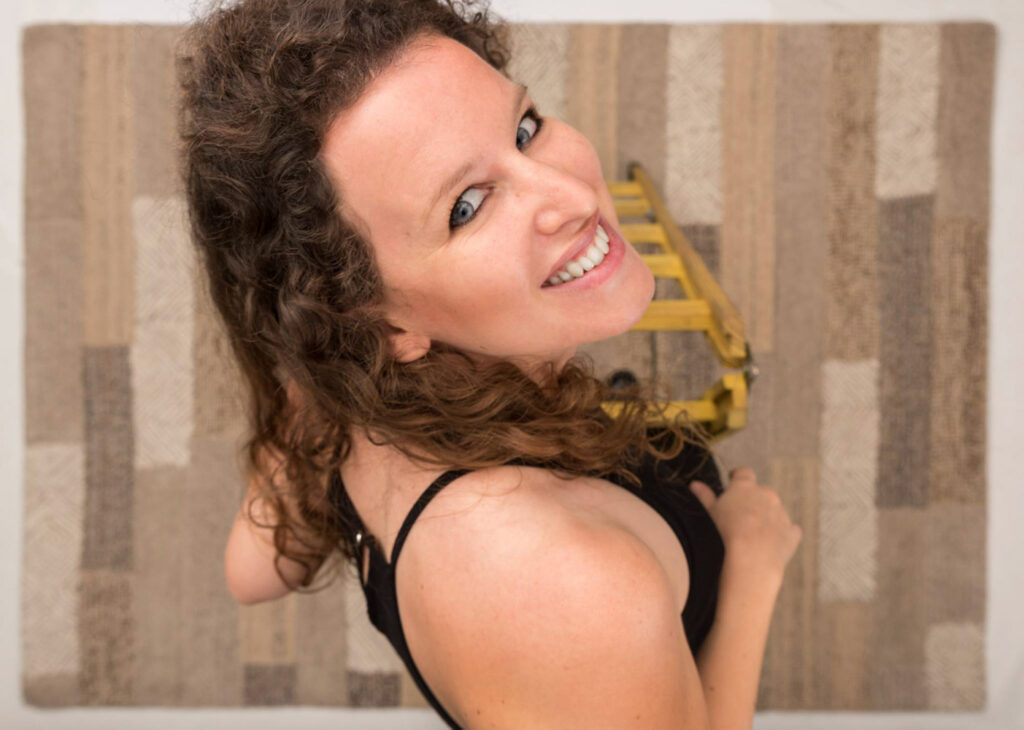 אישה מחייכת
