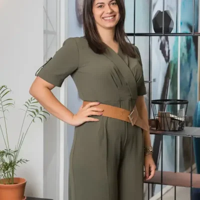 אישה בשמלה ירוקה